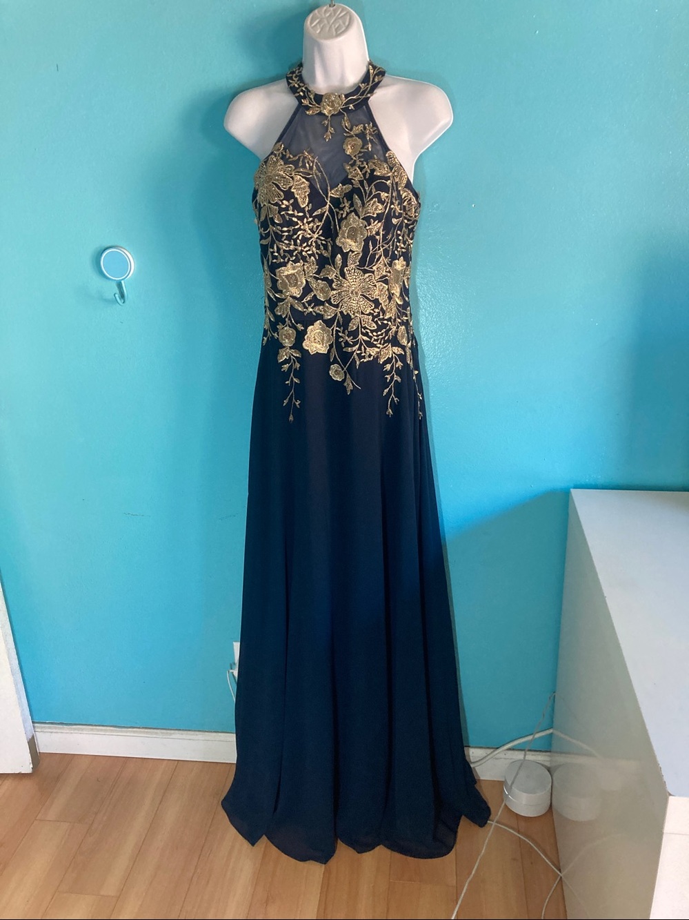Betsy & Adam Celeste Navy Gold Embroidered Chiffon Halter Formal Evening Gown 6